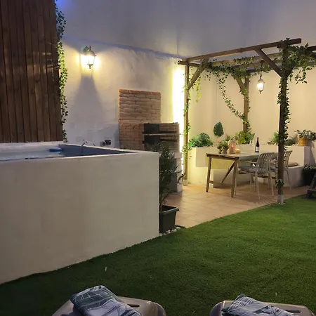 Bajo Junto Al Rio Del Castillo, Piscina & Barbacoa شقة